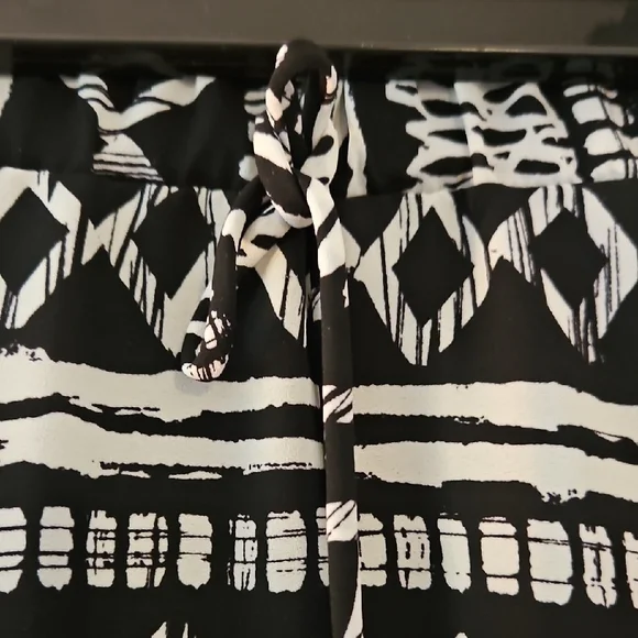 Lapis Black and White High-Low Skirt - Picture 2 of 4